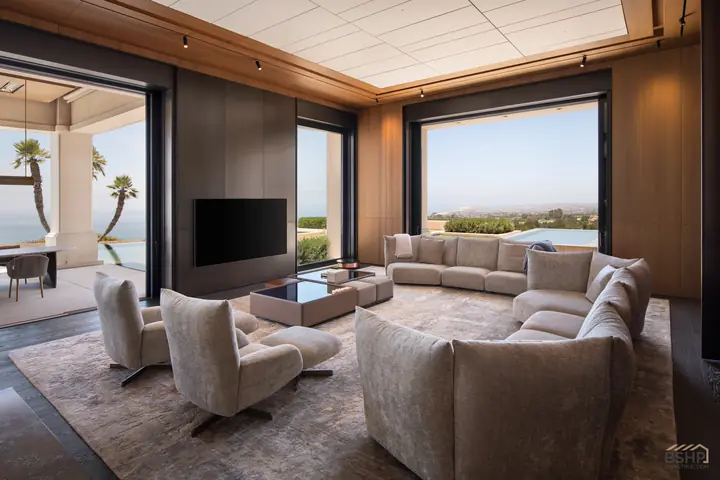 Living room opening to the terrace and Pacific Ocean beyond